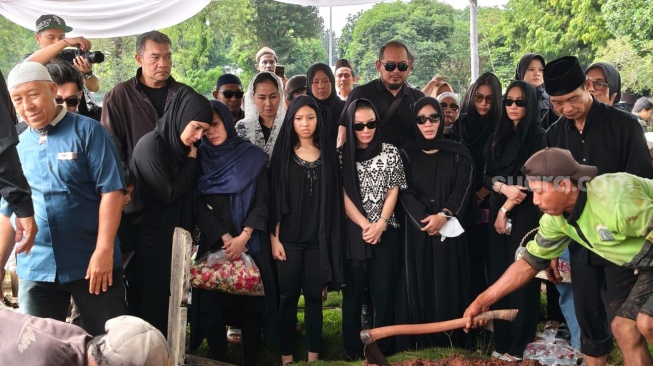 Pemakaman ayah Bunga Zainal, Safuri Husin di TPU Tanah Kusir, Jakarta Selatan, Rabu (6/5/2026). Menurut Bunga, sang ayah meninggal karena penyakit kanker sejak 2022. [Rena Pangesti/Suara.com]