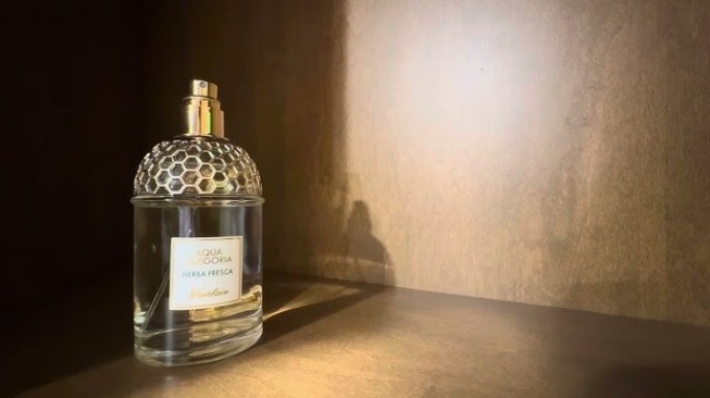 Parfum Guerlain Aqua Allegoria Herba Fresca. [YouTube/Expanse Floating]