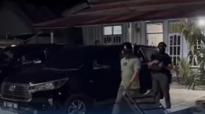 Anggota Densus 88 Antiteror Polri mennagkap delapan terduga teroris jaringan Jamaah Anshoru Daulah (JAD) di Sulawesi Tengah. [Suara.com/tangkapan layar]