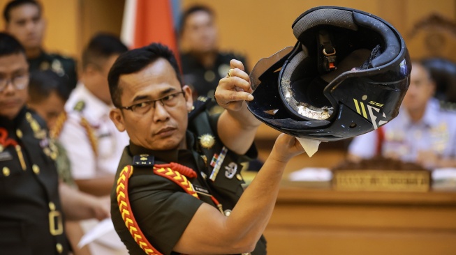 Oditur Militer menunjukkan barang bukti berupa helm yang digunakan korban pada sidang lanjutan kasus penyiraman air keras kepada aktivis KontraS Andrie Yunus di Pengadilan Militer II-08, Jakarta, Rabu (6/5/2026). [ANTARA FOTO/Dhemas Reviyanto/nym]