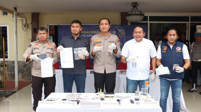 Kapolsek Metro Gambir AKBP Agus Ady Wijaya mengungkap peredaran narkotika jenis sabu yang melintasi tiga wilayah. [Suara.com/Polsek Metro Gambir]