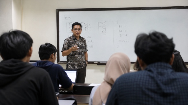 UU Guru dan Dosen Digugat ke MK, 'Pahlawan Tanpa Tanda Jasa' Digaji di Bawah UMR