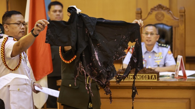Oditur Militer menunjukkan barang bukti berupa pakaian yang digunakan korban pada sidang lanjutan kasus penyiraman air keras kepada aktivis KontraS Andrie Yunus di Pengadilan Militer II-08, Jakarta, Rabu (6/5/2026). [ANTARA FOTO/Dhemas Reviyanto/nym] 