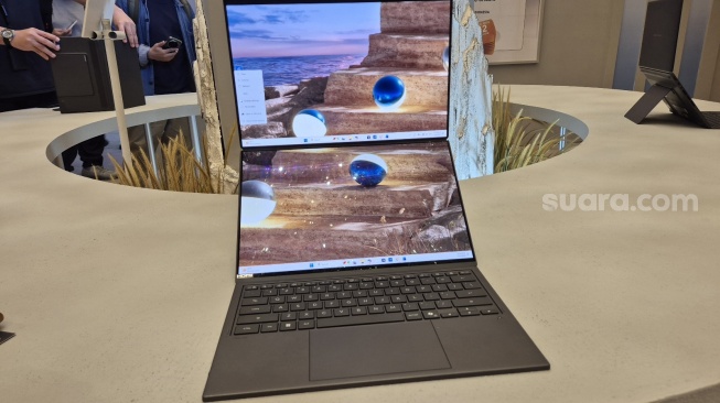 ASUS Zenbook DUO (UX8407AA), Jakarta, Rabu (6/5/2026). [Suara.com/Dythia]
