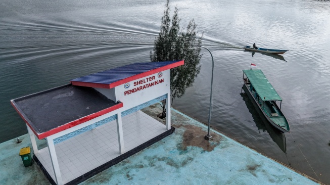 Foto udara perahu nelayan melintasi dermaga pendaratan ikan di kawasan Kampung Nelayan Merah Putih (KNMP) Sorue Jaya, Kecamatan Soropia, Kabupaten Konawe, Su lawesi Tenggara, Rabu (6/5/2026). [ANTARA FOTO/Andry Denisah/bar]