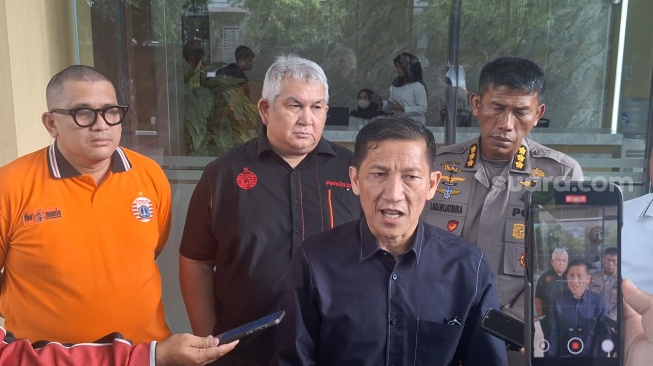 Direktur I.League Ferry Paulus saat memberikan keterangan kepada awak media soal laga Persija vs Persib (Suara.com/Adie Prasetyo Nugraha).