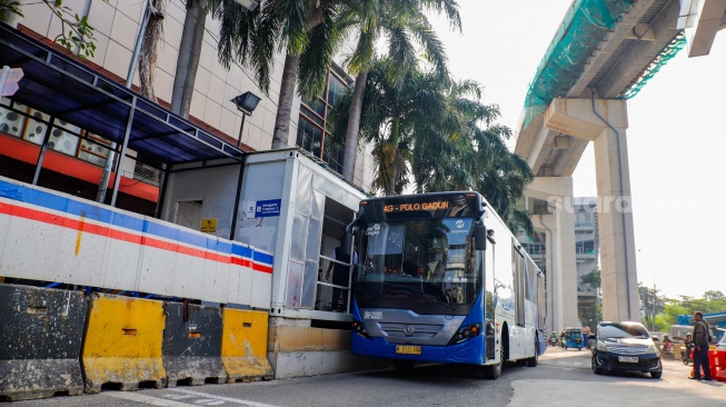 Suasana Halte Transjakarta Manggarai sementara di Jakarta, Rabu (6/5/2026). [Suara.com/Alfian Winanto]
