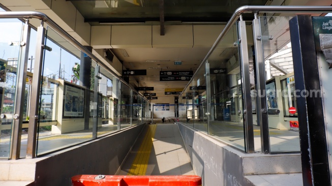 Suasana Halte Transjakarta Manggarai yang tutup di Jakarta, Rabu (6/5/2026). [Suara.com/Alfian Winanto]
