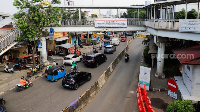 Keadaan lalu lintas di sekitar Halte Transjakarta Manggarai yang tutup di Jakarta, Rabu (6/5/2026). [Suara.com/Alfian Winanto]
