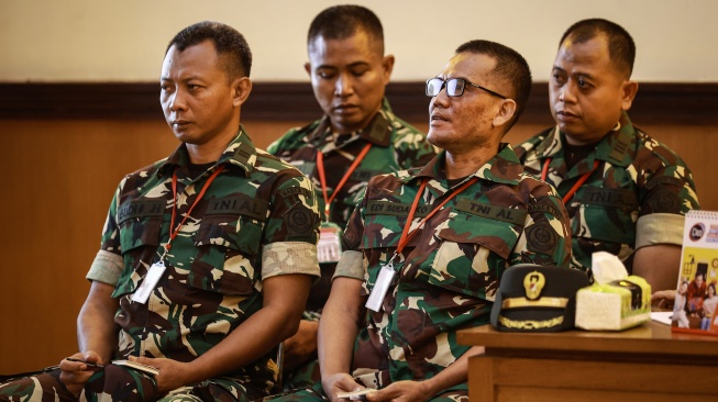 Terdakwa kasus penyiraman air keras kepada aktivis KontraS Andrie Yunus, Serda Edi Sudarko (kedua kanan), Lettu Budhi Hariyanto Cahyono (kiri), Lettu Sami Lakka (kedua kiri), dan Kapten Nandala Dwi Prasetya (kanan) menjalani sidang lanjutan di Pengadilan Militer II-08, Jakarta, Rabu (6/5/2026). [ANTARA FOTO/Dhemas Reviyanto/nym]