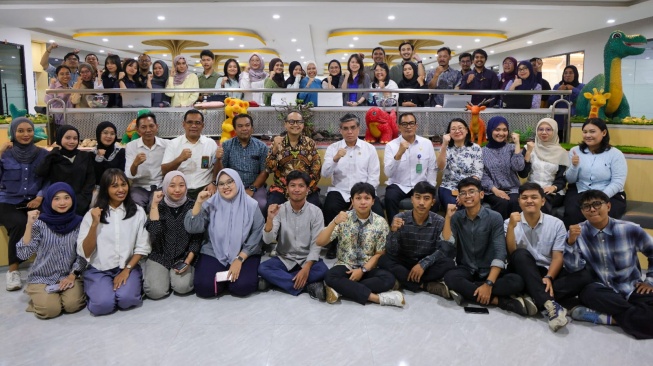 Menaker Yassierli bersama para peserta pemagangan nasional di PT Yupi Indo Jelly Gum Tbk, Gunung Puteri, Bogor, Jawa Barat, Rabu (6/5/2026).(Dok: Kemnaker)