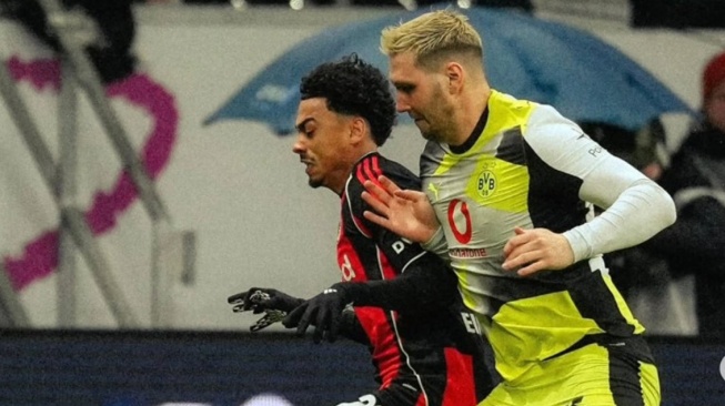 Cedera Tak Kunjung Sembuh, Bek Borussia Dortmund Pilih Langkah Mengejutkan