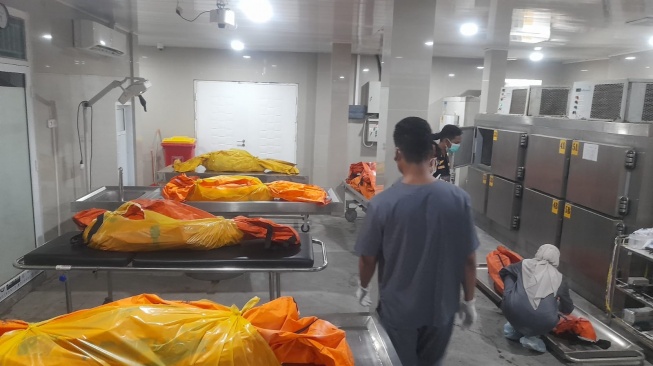 Sebanyak 16 kantong jenazah korban meninggal dunia bus ALS tiba di RS Bhayangkara Mohammad Hasan Palembang, Kamis (7/5/2026). [Suara.com/Polda Sumsel]