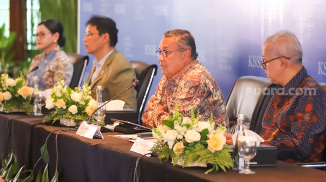 Menkeu Purbaya Yudhi Sadewa (kedua kiri) bersama Gubernur Bank Indonesia Perry Warjiyo (kedua kanan), Ketua Dewan Komisioner Otoritas Jasa Keuangan (OJK) Friderica Widyasari  (kiri) dan Ketua Dewan Komisioner Lembaga Penjamin Simpanan (LPS) Anggito Abimanyu (kanan) menyampaikan hasil rapat berkala Komite Stabilitas Sistem Keuangan (KSSK) II 2026 di Kantor OJK, Jakarta, Kamis (7/5/2026). [Suara.com/Alfian Winanto]
