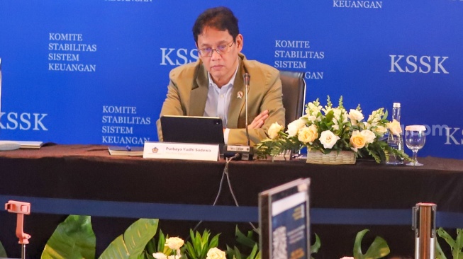 Menkeu Purbaya Yudhi Sadewa menyampaikan hasil rapat berkala Komite Stabilitas Sistem Keuangan (KSSK) II 2026 di Kantor OJK, Jakarta, Kamis (7/5/2026). [Suara.com/Alfian Winanto]

