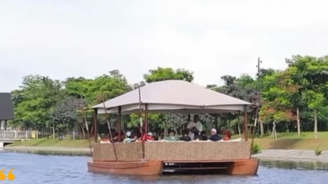 Liburan Tak Biasa di Jakarta: Sensasi Makan di Atas Katamaran Sambil Menyusuri Sungai Tahang