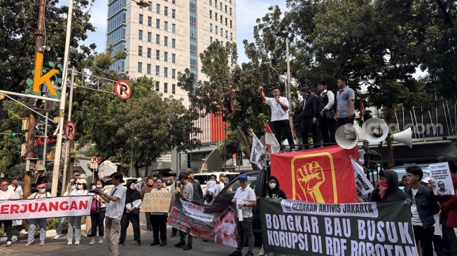Massa menuntut penghentian proyek RDF Rorotan karena dinilai mencemari lingkungan dan terindikasi adanya praktik korupsi, Kamis (7/5/2026). (Suara.com/Dinda)