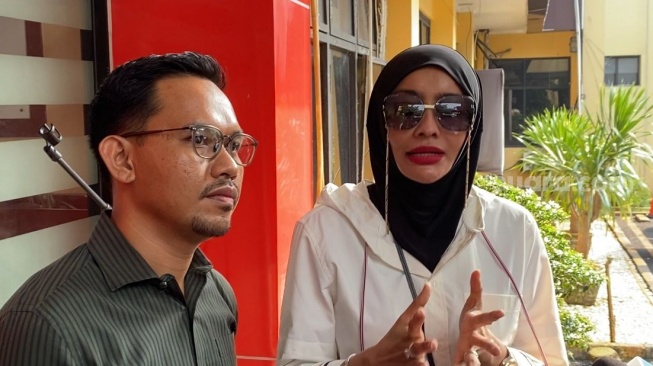 Dokter Detektif alias Doktif dan kuasa hukumnya ditemui di Polres Metro Jakarta Selatan pada Kamis, 7 Mei 2026. [Suara.com/Tiara Rosana]