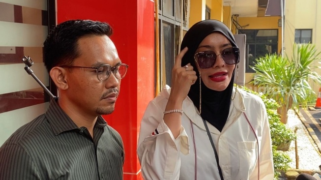 Dokter Detektif alias Doktif dan kuasa hukumnya ditemui di Polres Metro Jakarta Selatan pada Kamis, 7 Mei 2026. [Suara.com/Tiara Rosana]