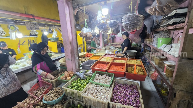 Harga MinyaKita terus mengalami kenaikan hingga melampaui HET, pedagang bingung menetapkan harga jual. [Suara.com/Fakhri Fuadi Muflih].