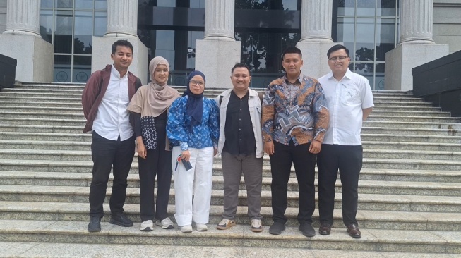 Keluarga korban kekerasan yang diduga melibatkan aparat TNI menyerahkan berkas kesimpulan dalam gugatan uji materi Undang-Undang Peradilan Militer ke Mahkamah Konstitusi (MK). [Suara.com/Istimewa]
