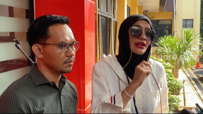 Dokter Detektif alias Doktif dan kuasa hukumnya ditemui di Polres Metro Jakarta Selatan pada Kamis, 7 Mei 2026. [Suara.com/Tiara Rosana]