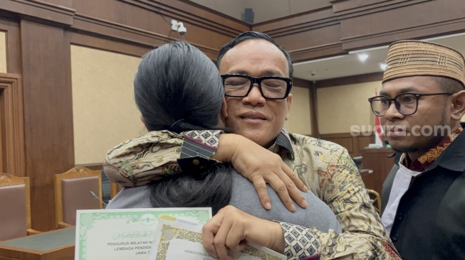 Momen Haru Eks Wamenaker Noel Peluk Cium Putrinya usai Sidang: Ini yang Buat Saya Semangat