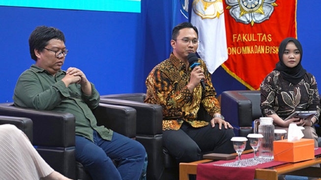 Momen Area Head BRI Yogyakarta, Lutfi Anggriawan, saat memberi pembekalan di FEB UGM. (Dok. UGM)