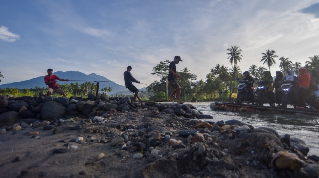 Sejumlah warga dan pelajar menaiki rakit penyeberangan di Sungai Batang Anai, Nagari Anduriang, Kayu Tanam, Padang Pariaman, Sumatera Barat, Kamis (7/5/2026). [ANTARA FOTO/Fitra Yogi/tom]