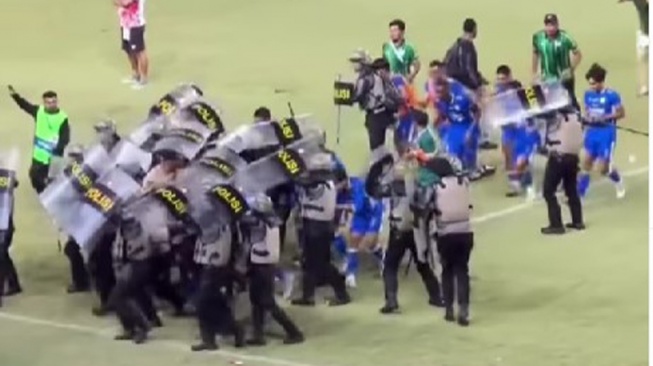 Suporter Persipura Rusuh, Momen Menegangkan Pemain Adhyaksa FC Dilempari Botol