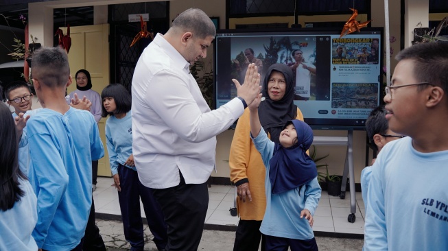Suasana Hangat Warnai Kunjungan Rajiv ke SLB Lembang, Bantuan PIP hingga Kursi Roda Disalurkan