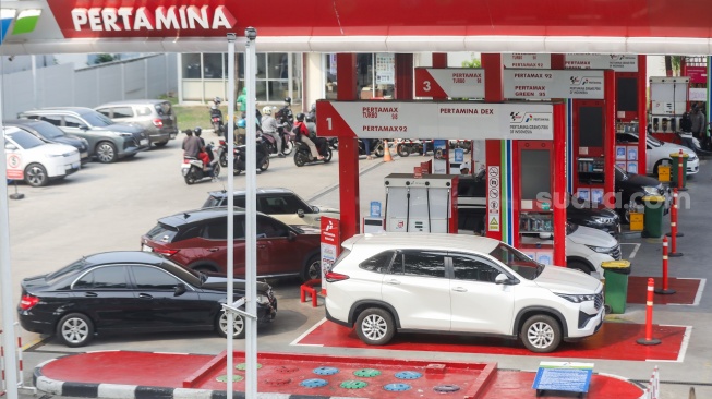 Pengendara mengisi bensin untuk kendaraannya di SPBU Pertamina, kawasan Palmerah, Jakarta, Jumat (8/5/2026). [Suara.com/Alfian Winanto]