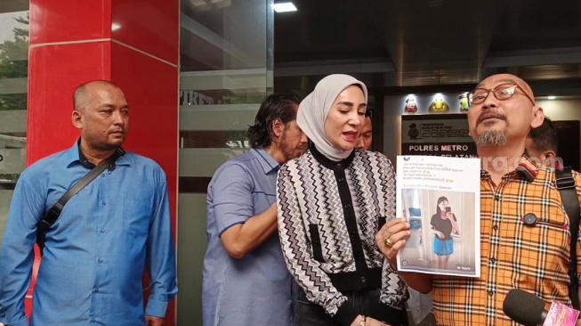 Erin Taulany didampingi tim pengacaranya mendatangi Polres Metro Jakarta Selatan, Jumat (8/5/2026) untuk melaporkan mantan ART-nya, Hera dengan tuduhan pelanggaran privasi. [Rena Pangesti/Suara.com]