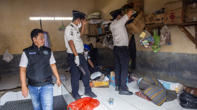 Petugas gabungan memeriksa kamar warga binaan pemasyarakatan saat razia HP ilegal, pungutan liar dan narkoba di Lembaga Pemasyarakatan (Lapas) Kelas IIB Indramayu, Jawa Barat, Jumat (8/5/2026). [ANTARA FOTO/Dedi Suwidiantoro/agr]
