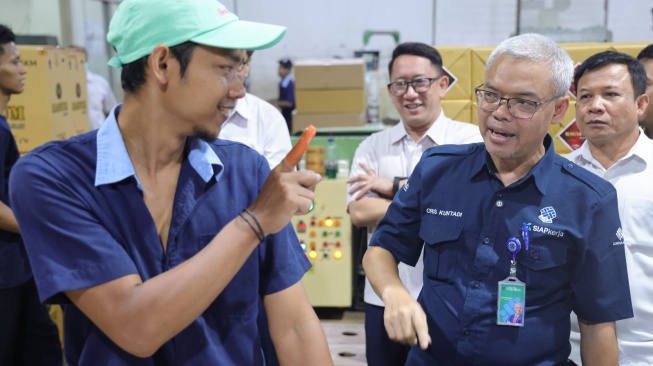 Kemnaker mengapresiasi keberanian perusahaan dalam membuka ruang kerja bagi ragam disabilitas yang masih kerap menghadapi stigma, seperti disabilitas mental di Rumah Batik Kinarsih serta disabilitas intelektual (tunagrahita) di PT Burger Buto dan Warung Bambu Barokah. (Dok: Kemnaker)
