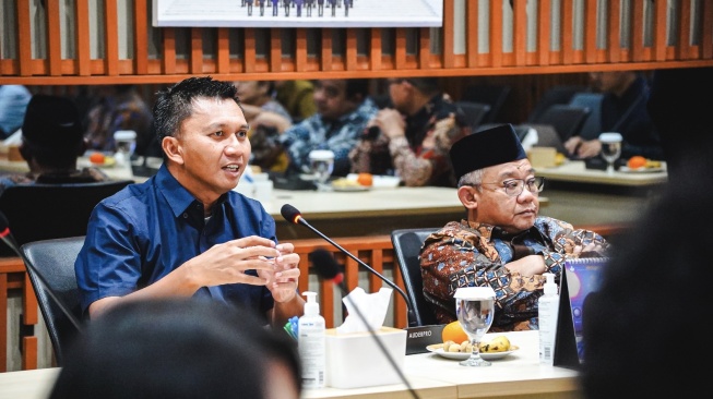 Kemendikdasmen dan DBL Indonesia meluncurkan DBL Super Teacher, program pengembangan guru olahraga dengan peluang pelatihan hingga luar negeri. [Dok. DBL]