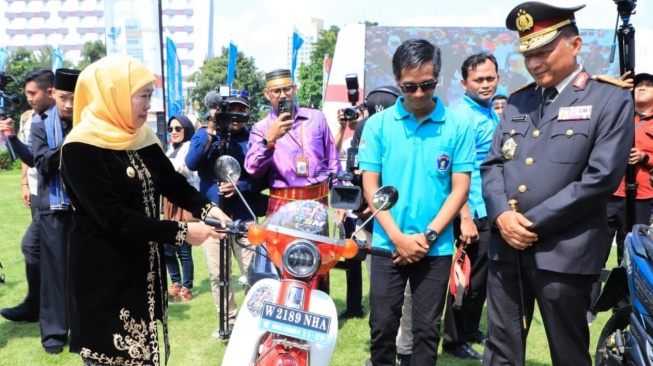 Gubernur Jawa Timur Khofifah Indar Parawansa, dalam peringatan Hari Pendidikan Nasional (Hardiknas) 2026, di Gedung Negara Grahadi Surabaya, Jatim. (Dok: Pemprov Jatim)