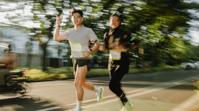 PUMA hadirkan Urban Crawl 5K di Jakarta Selatan. Pelari ditantang melewati gang sempit, tanjakan tangga, hingga sprint terbuka dalam rute dinamis. [Dok. PUMA]