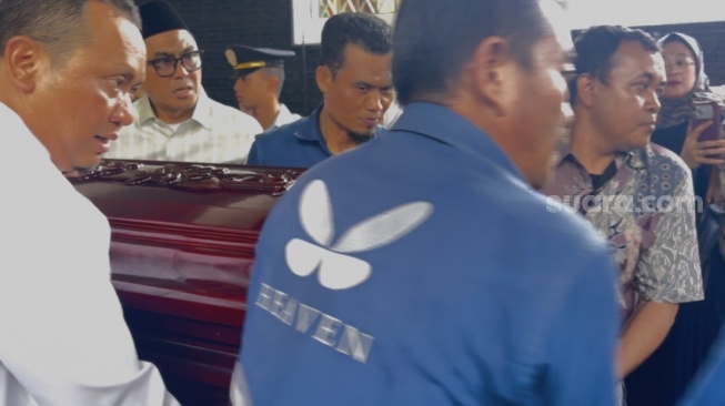 Suasana haru di rumah duka Haerul Saleh, Anggota IV Badan Pemeriksa Keuangan (BPK). (Suara.com/Faqih)