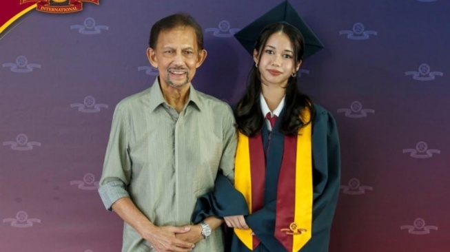 Viral Tampilan Sederhana Sultan Brunei Saat Wisuda Anak, Netizen: Tapi Jamnya Rp2,3 Miliar