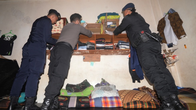 Anggota Polres Boyolali memeriksa barang milik warga binaan pemasyarakatan saat razia gabungan di Rumah Tahanan Negara (Rutan) kelas IIB Boyolali, Jawa Tengah, Jumat (8/5/2026). [ANTARA FOTO/Aloysius Jarot Nugroho/agr]