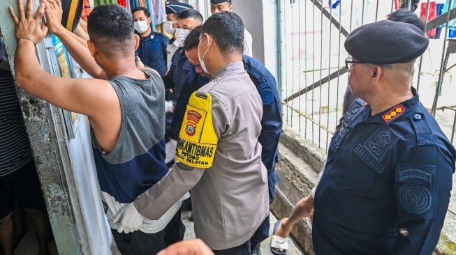 Kepala Lembaga Pemasyarakatan (Lapas) Kelas IIA Palu Makmur (kanan) menyaksikan penggeledahan salah satu blok hunian di Lapas Kelas IIA, Palu, Sulawesi Tengah, Jumat (8/5/2026). [ANTARA FOTO/Basri Marzuki/agr]