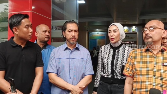 Erin Taulany didampingi tim pengacaranya mendatangi Polres Metro Jakarta Selatan, Jumat (8/5/2026) untuk melaporkan mantan ART-nya, Hera dengan tuduhan pelanggaran privasi. [Rena Pangesti/Suara.com]