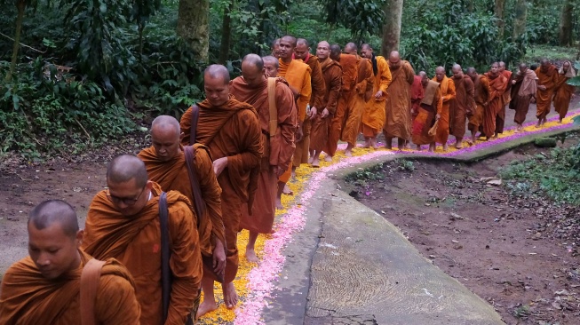 Puluhan Bhikkhu berjalan menuju Pura Siwa Buddha saat Indonesia Walk for Peace 2026 di Tabanan, Bali, Jumat (8/5/2026). [ANTARA FOTO/Nyoman Hendra Wibowo/agr]