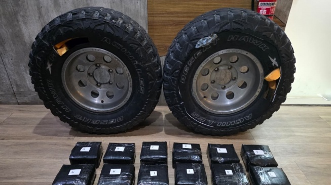 Barang bukti pengungkapan sabu seberat 16 kilogram di Depok, Jawa Barat. [Suara.com/Polda Metro Jaya]