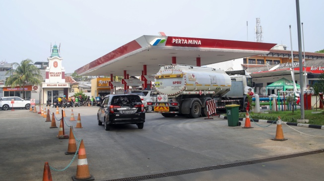 Pengendara mengisi bensin untuk kendaraannya di SPBU Pertamina, kawasan Palmerah, Jakarta, Jumat (8/5/2026). [Suara.com/Alfian Winanto]