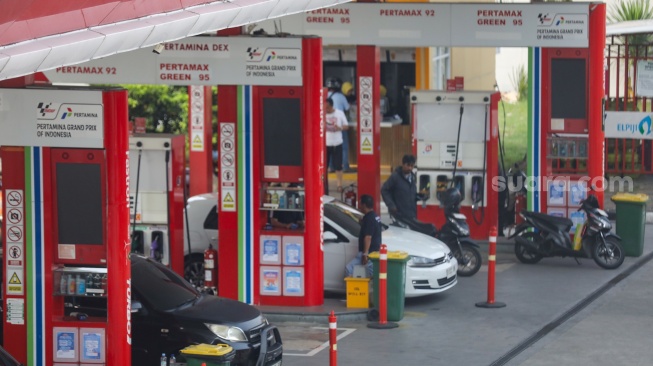Pengendara mengisi bensin untuk kendaraannya di SPBU Pertamina, kawasan Palmerah, Jakarta, Jumat (8/5/2026). [Suara.com/Alfian Winanto]