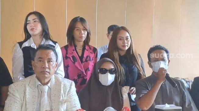 Hotman Paris mendampingi korban dan ayahnya dalam kasus pencabulan Kiai Ashari, konferensi pers di Kelapa Gading, Jakarta Utara pada Kamis, 7 Mei 2026 [Suara.com/Rena Pangesti]
