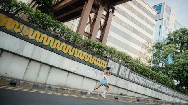 PUMA hadirkan Urban Crawl 5K di Jakarta Selatan. Pelari ditantang melewati gang sempit, tanjakan tangga, hingga sprint terbuka dalam rute dinamis. [Dok. PUMA]