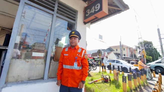 Petugas Penjaga Perlintasan (PJL) Purwono Prasetyo, ditemui di JPL 349 Petak Maguwo-Lempuyangan, Yogyakarta, Jumat (8/5/2026). (Suara.com/Hiskia)